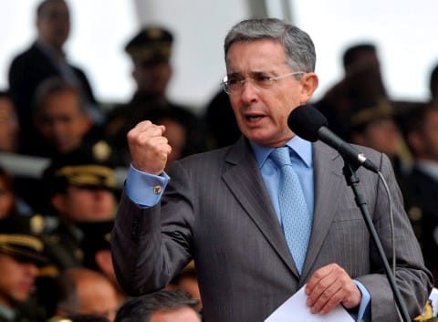 El tristemente célebre expresidente Álvaro Uribe Vélez, pasó de la mano firme a ser condenado por la justicia