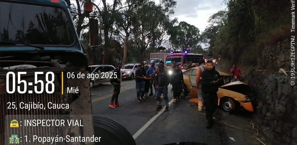 Accidente entre un taxi y camión paraliza la vía Panamericana en Piendamó, Cauca