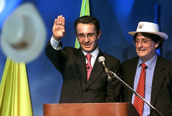 ¡Oye te hablo desde la prisión!  Álvaro Uribe Vélez empieza a purgar condena en su lujosa finca