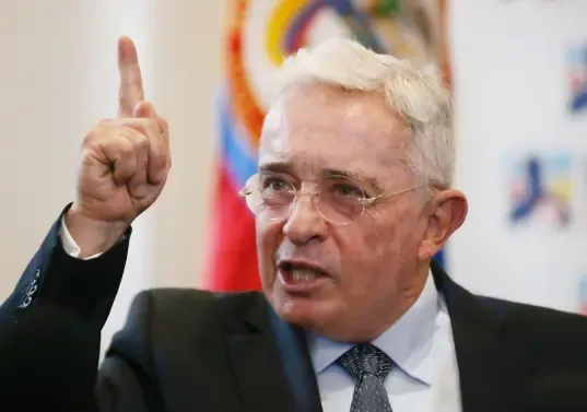 El senador Iván Cepeda denuncia “feroz persecución” del hoy condenado Álvaro Uribe contra la justicia colombiana