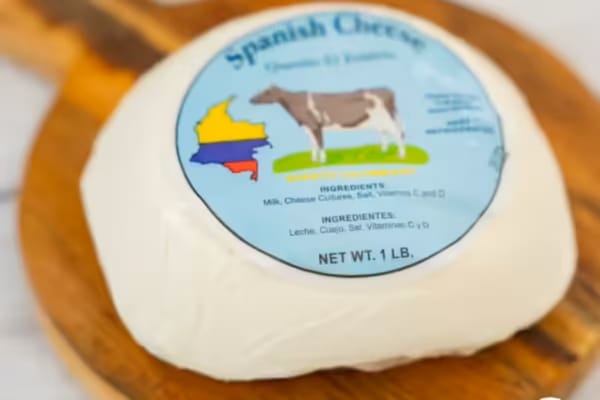 Alerta por bacteria en queso colombiano: autoridades ordenaron retirarlo del mercado