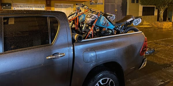 Grave hecho de inseguridad en la vía Panamericana: roban camioneta con motocicletas de competencia