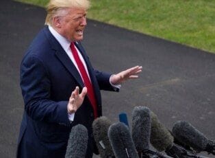 Los medios en los EE.UU. se arrodillan ante el poderoso Donald Trump para no ser clausurados