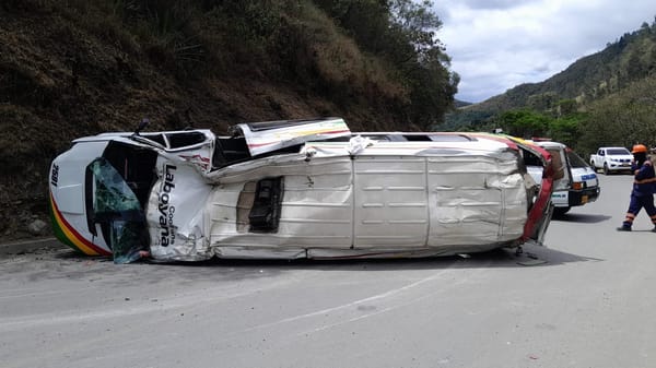Vehículo de transporte intermunicipal se volcó en la vía Popayán – Coconuco