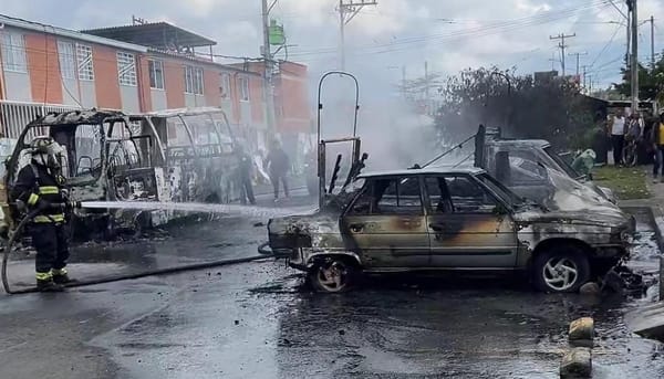 Accidente entre buseta y motocicleta provocó incendio en el Valle del Ortigal, Popayán
