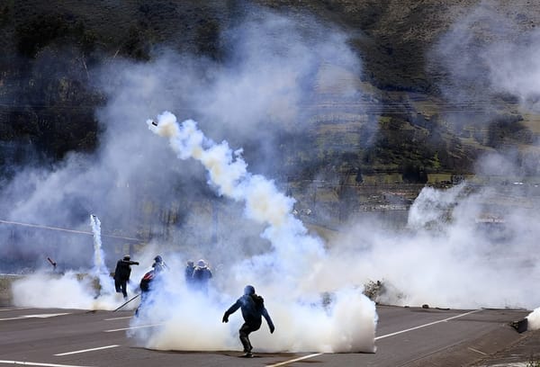 En el Ecuador, indígenas se toman las calles del país para rechazar el alza en el valor de los combustibles