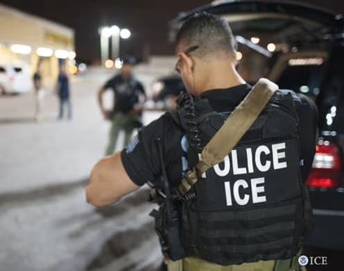 Una ciudadana estadounidense herida tras ser atacada por un agente del ICE en Chicago