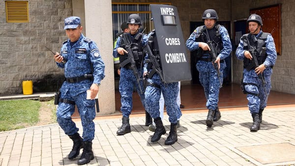 Una persona murió  y otras dos resultaron herida en ataque a guardias del Inpec en la entrada de la cárcel La Modelo de Bogotá
