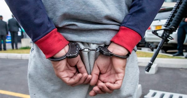 Lanzó una piedra desde un puente y provocó la muerte de una mujer: Fiscalía judicializó a un menor