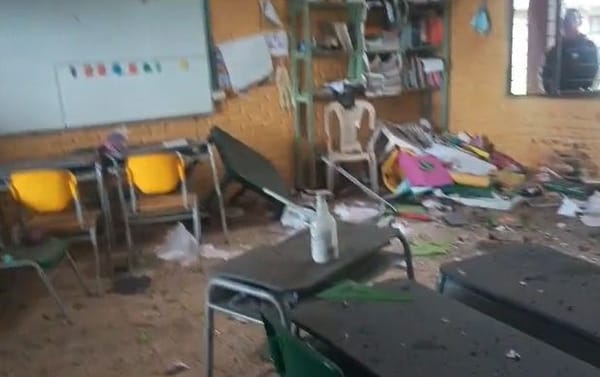 Un hospital y una escuela averiados tras ser impactados por explosivos durante combates entre disidentes y el Ejército