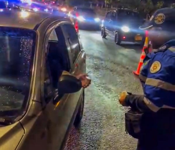 (vídeo) Agente de Tránsito de Popayán rechaza soborno y deja en evidencia grave intento de corrupción