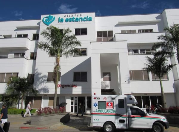 Clínica la Estancia desmiente negligencia médica en la atención de un adulto mayor