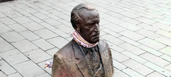 Polémica y memoria: Arrastran busto de Guillermo León Valencia en las calles de Popayán