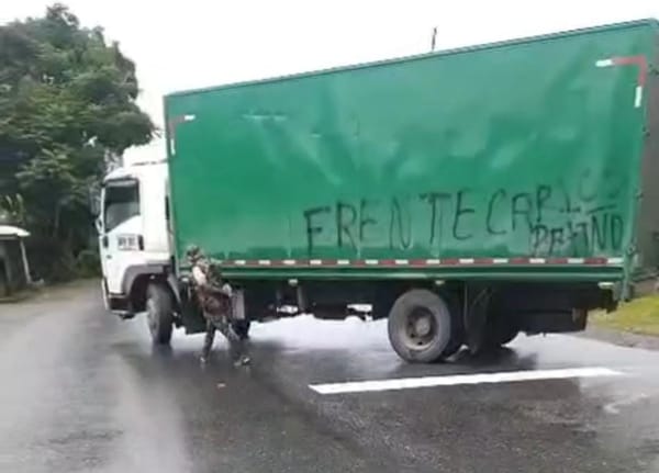 Retén ilegal en la Panamericana: disidencias pintaron varios carros
