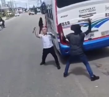Dos personas solucionaron sus diferencias personales a machetazos