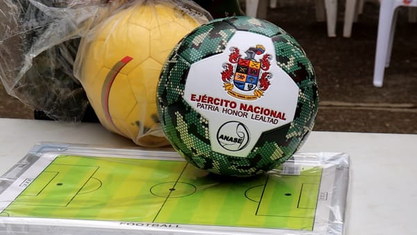 Con kits deportivos el Ejército Nacional apoya a jóvenes promesas del fútbol en Popayán, Cauca