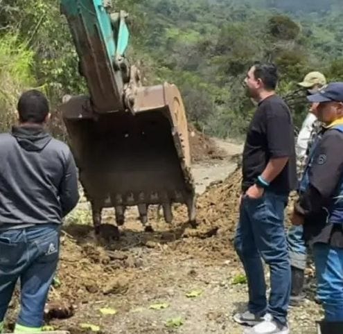 Fuertes lluvias provocaron deslizamientos y bloqueos viales, así atienden la emergencia
