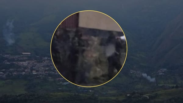 Con megáfono en mano, disidencias ordenan evacuar zonas cercanas a la estación de Policía en Jambaló