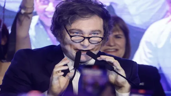 En Argentina,  regresa un militar al gobierno tras muchos años del periodo de la democracia