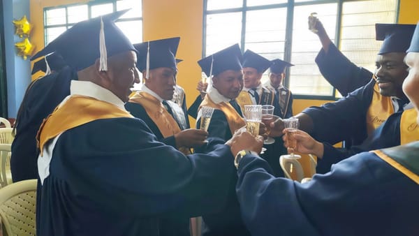 A pesar de la mala leche de muchos, 89 firmantes de paz se graduaron como bachilleres