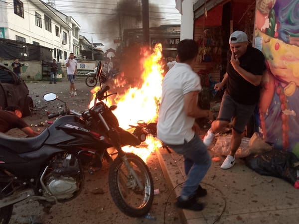 El demencial ataque a la Policía en Balboa: activaron una motobomba en medio de niños y abuelos: 14 heridos