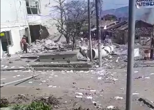 Dos policías muertos, Alcaldía y Banco Agrario destruidos, es el saldo del brutal ataque en Buenos Aires, Cauca