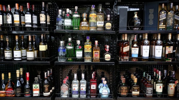 Gobierno ajusta el IVA para juegos de azar y licores en medio de la emergencia económica