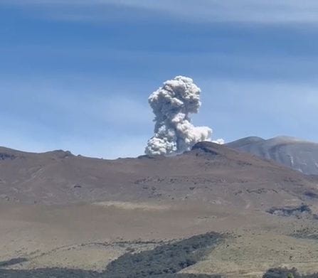 Ante las gigantescas columnas de cenizas en el volcán Puracé, las autoridades llaman a la calma