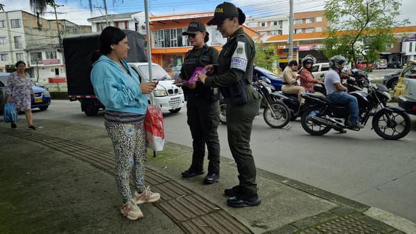 La Patrulla Púrpura llevó mensaje contra la violencia de género a semáforos de Popayán