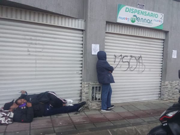 Dormir en el andén para no morir: el calvario de los usuarios de la Nueva EPS en Popayán