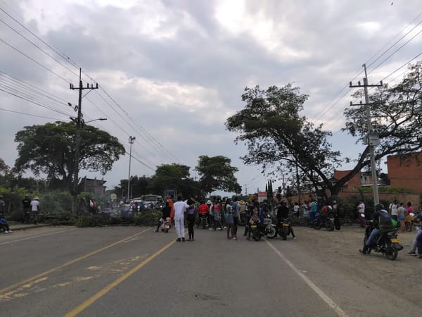 En pleno siglo XXI, comunidades de Villa Rica no tienen el servicio de energía; por eso protestan en la vía