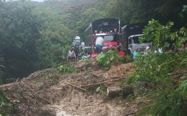 Vía Panamericana cerrada en el sur del Cauca por derrumbe causado por fuertes lluvias