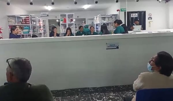 En medio de la crisis de salud, trabajadores de Mennar oran antes de atender a usuarios