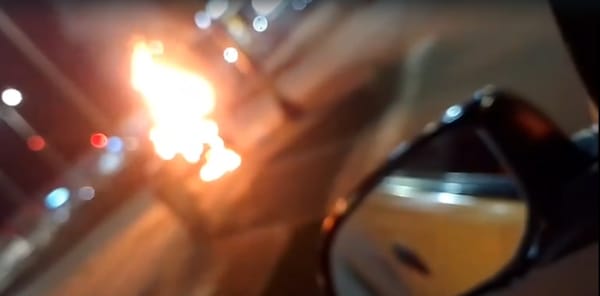 ¡Insólito! Hombre quemó su propia motocicleta en plena vía tras “dejarlo tirado”