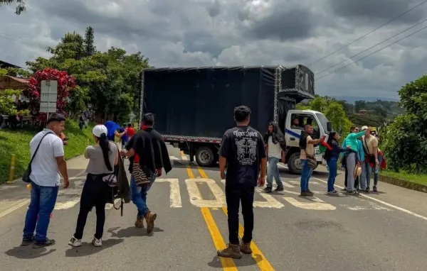 Nuevo bloqueo en la Panamericana: comunidades indígenas exigen presencia del gobernador del Cauca