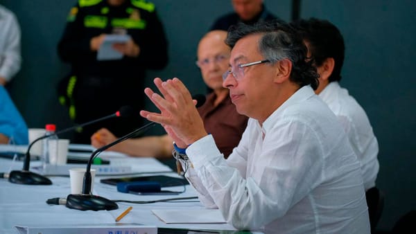 Petro insiste en bajar tasas de interés para reactivar compra de vivienda en Colombia