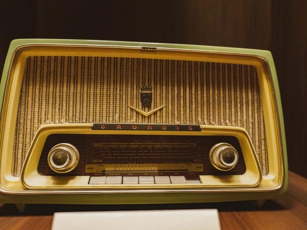 La radio en Colombia: un siglo de voces que conectan al país