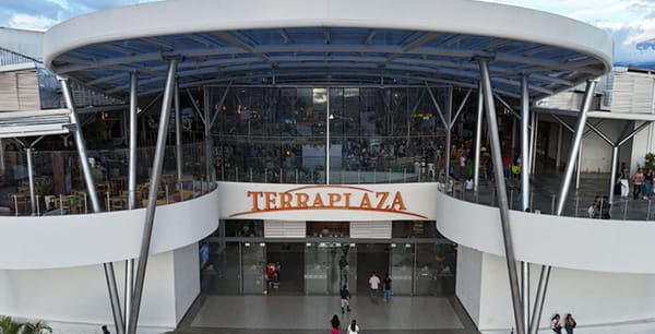 Millonario hurto en Terra Plaza: delincuentes disfrazados de domiciliarios habrían abierto la caja fuerte con clave