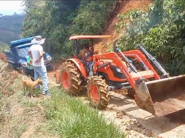 Gobernación del Cauca adelanta remoción de deslizamientos en vía rural de Piendamó