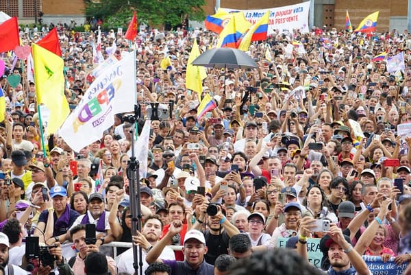 Iván Cepeda suma respaldos en Antioquia y llama a un gran acuerdo nacional en medio de una masiva concentración