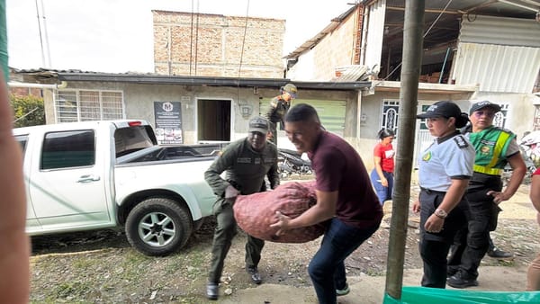 Cuando la solidaridad nace de corazón: policías en Popayán entregan ayudas a familias afectadas por un incendio