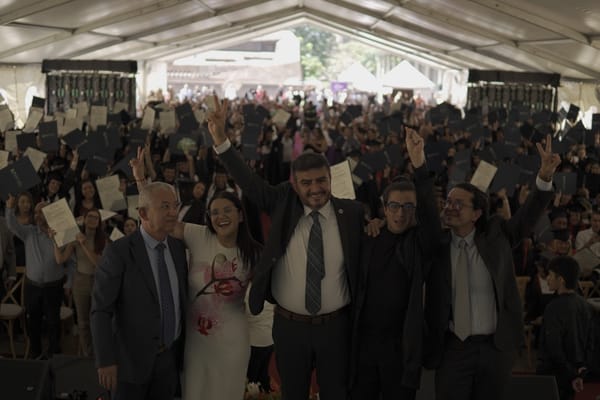743 historias de superación: IU Digital de Antioquia celebra una graduación que trasciende fronteras y muros