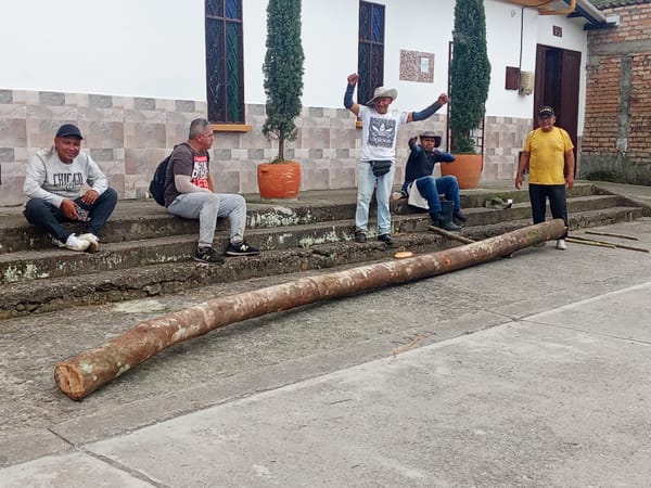 En Popayán, comunidad revive la Pasión de Cristo cargando una cruz construida con sus propias manos