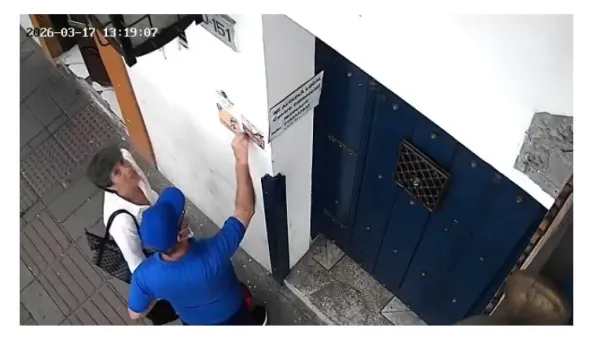 Cámaras captan robo de placa de reconocimiento en la emblemática Calle del Cacho de Popayán