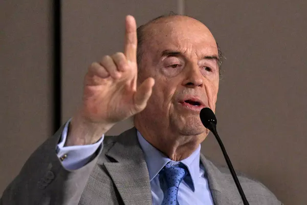 Fiscalía acusa a Álvaro Leyva Durán por presunto desvío de millonario contrato de pasaportes