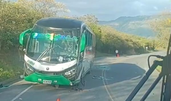 Ataque con explosivos en la vía Panamericana deja vehículos afectados y varios heridos en el Cauca