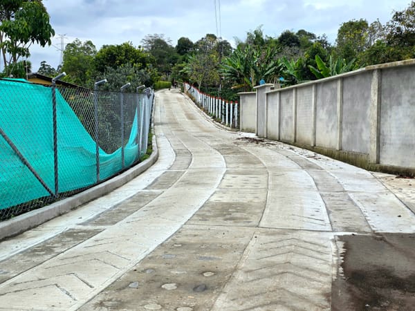 Gobernación del Cauca construye placa huella en zona rural de Timbío