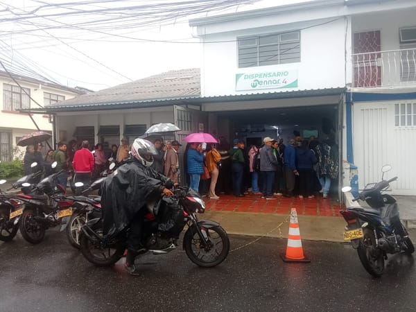 ¡Humillante! Abuelos en Popayán no reciben medicinas porque no hay sistema en Mennar; muchos llegaron a la 4:00 de la mañana para ser atendidos