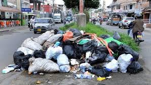 Literalmente los payaneses caminan entre las basuras