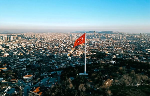Tragedia en colegio de Turquía deja muertos y heridos tras ataque armado de un estudiante